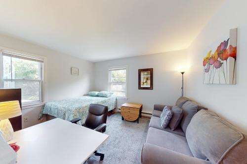 salon z kanapą i łóżkiem w obiekcie My Happy Place w mieście Provincetown