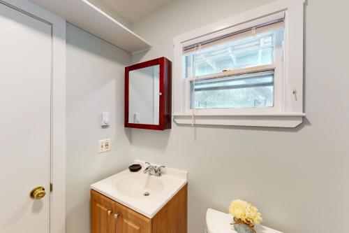 W łazience znajduje się umywalka i lustro. w obiekcie My Happy Place w mieście Provincetown