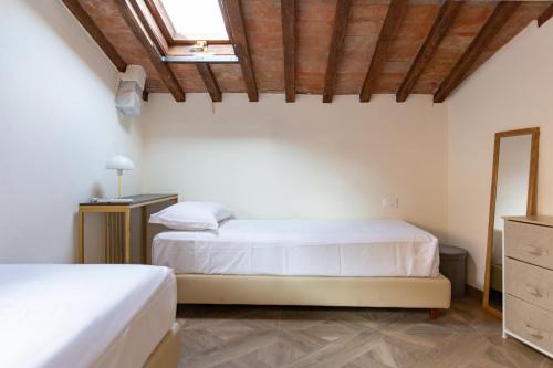 een slaapkamer met 2 bedden en een dakraam bij Large 2BR Apartment Near Piazza San Marco in Florence