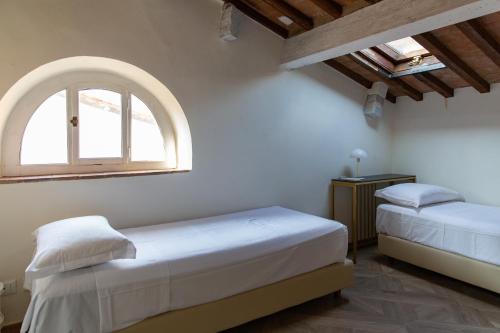 Un pat sau paturi într-o cameră la Large 2BR Apartment Near Piazza San Marco