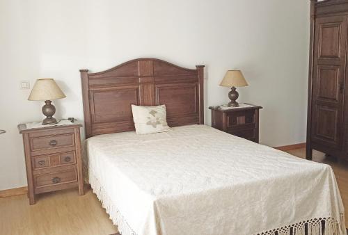 Vinha da RainhaにあるVale Poços Houseのベッドルーム1室(大型ベッド1台、ナイトスタンド2台付)