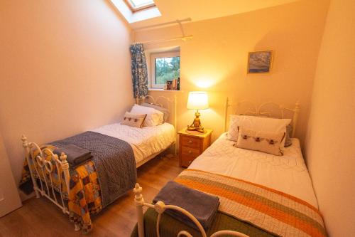 Postel nebo postele na pokoji v ubytování Inishowen Artists' Retreat