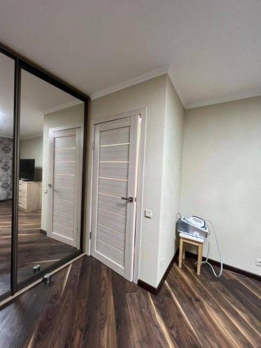 um quarto vazio com duas portas e um espelho em Naruto holiday home em Ranelagh