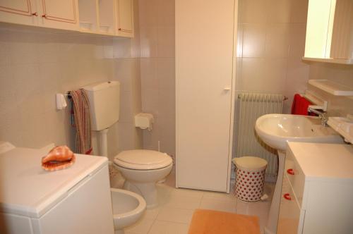 ein kleines Bad mit WC und Waschbecken in der Unterkunft Residence Verdemare in Lignano Sabbiadoro