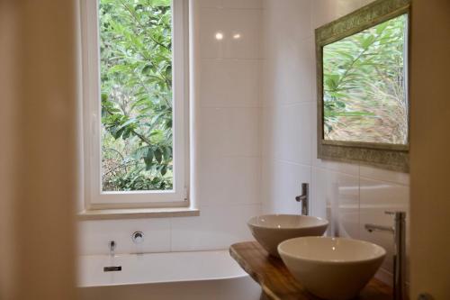 baño con 2 lavabos y ventana en Montalma en Monchique