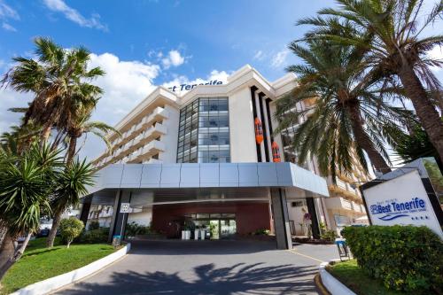 un edificio con palmeras delante en Hotel Best Tenerife en Playa de las Américas