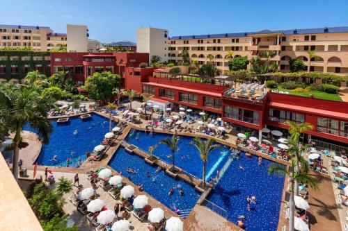 een luchtzicht op een resort met een zwembad bij Hotel Best Jacaranda in Adeje