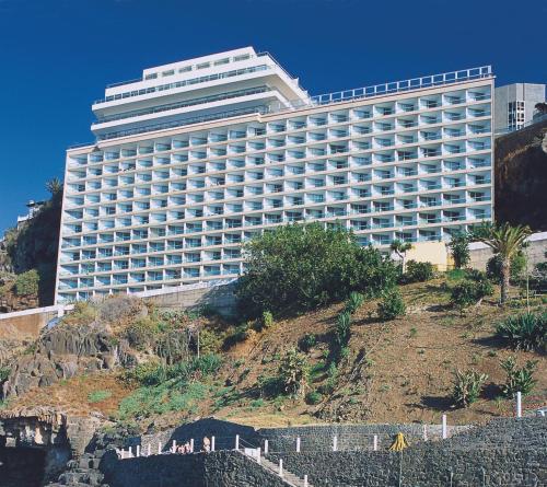 un gran edificio blanco en la cima de una colina en Hotel Best Semiramis en Puerto de la Cruz