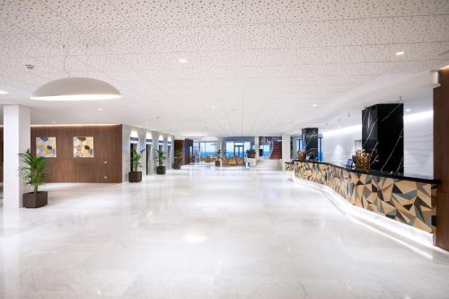 eine leere Lobby eines Gebäudes mit einem langen Flur in der Unterkunft Hotel Best Semiramis in Puerto de la Cruz