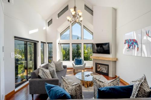 Elegant 4 Bedroom and Loft Whistler Getaway with Breathtaking Mountain Views!