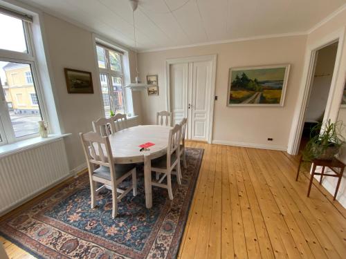 - une salle à manger avec une table et des chaises dans l'établissement Oasen Ved Centrum, à Frederikshavn