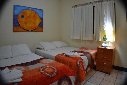 מיטה או מיטות בחדר ב-Hostal Pacifico Chinandega