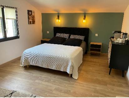 - une chambre avec un grand lit et une fenêtre dans l'établissement Chambre d'hôtes - VILLA PIERREDON, à Sanary-sur-Mer