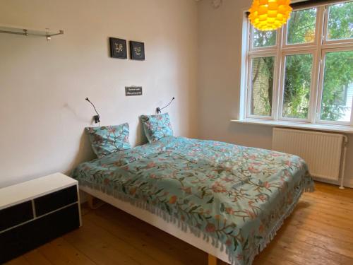 フレデリクスハウンにあるOasen Ved Centrumのベッドルーム1室(ベッド1台、緑の掛け布団付)