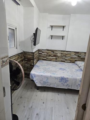 1 dormitorio pequeño con 1 cama y TV en Habitación privada en Hospitalet de llobregat, en Hospitalet de Llobregat