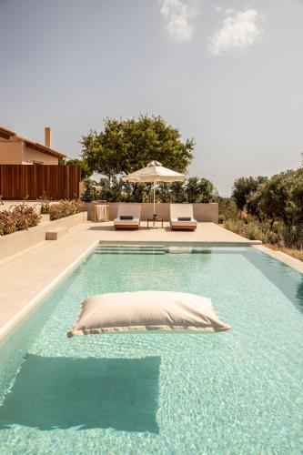 Bazén v ubytování AVERTOSIA Luxury Villas nebo v jeho okolí