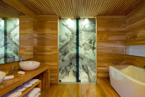 y baño con bañera y lavamanos. en Tierra Patagonia Hotel & Spa, en Torres del Paine