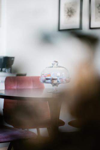una cupola di vetro seduta sopra un tavolo di Cortevecchia 59 a Ferrara