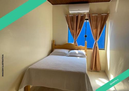 伊瓜蘇的住宿－CASA CRAVOS C/ PISCINA，一间小卧室,配有一张带窗户的床