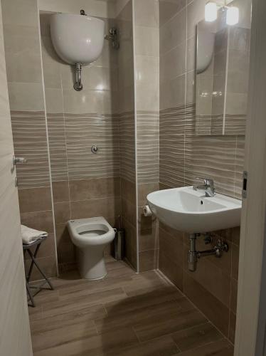 bagno con lavandino e servizi igienici di b&bapartment-La Rosa a Maddaloni