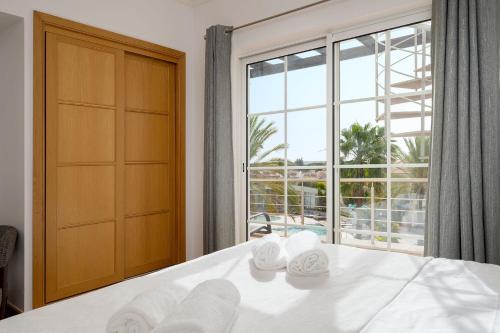 1 dormitorio con cama y ventana grande en Palmyra Penthouse en Vilamoura