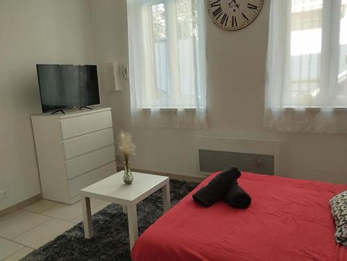Ένα ή περισσότερα κρεβάτια σε δωμάτιο στο Agréable Studio calme 2 pers