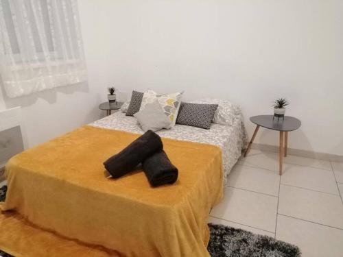 Ένα ή περισσότερα κρεβάτια σε δωμάτιο στο Agréable Studio calme 2 pers