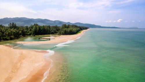 een luchtzicht op een strand en de oceaan bij Devasom Khao Lak Beach Resort & Villas in Khao Lak