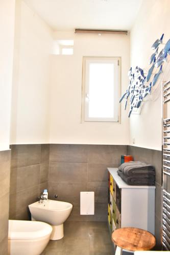 ein Bad mit einem WC und einem Waschbecken in der Unterkunft Ross House in Nocera Inferiore