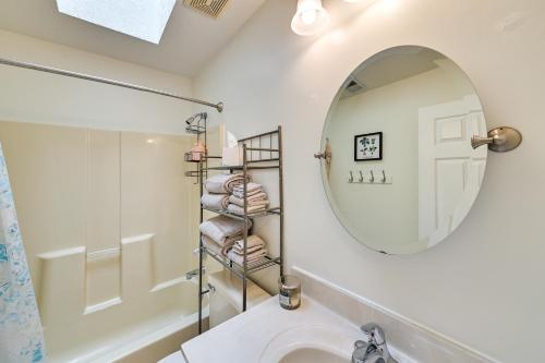 ein Bad mit einem Waschbecken und einem Spiegel in der Unterkunft Lexington Home about 5 Mi to University of Kentucky! in Lexington
