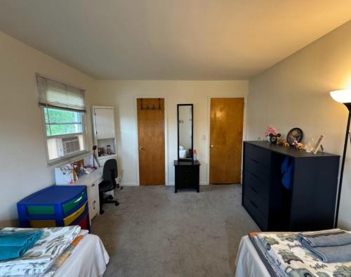 1 dormitorio con 2 camas y vestidor en Cozy Room in Fort Lee, en Fort Lee