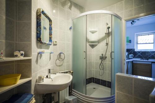 Ванная комната в Drescher Apartments