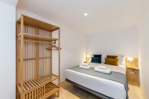 1 dormitorio con cama y estante para libros en BNBHolder Modern Loft III Centre, en Madrid