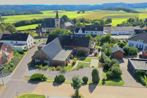 BaarにあるSpeedys Gästehausの教会のある小さな町の空中風景