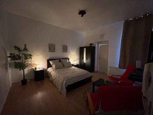 ein Schlafzimmer mit einem Bett und ein Wohnzimmer in der Unterkunft Laeken : Cocon Chaleureux & Confort in Brüssel