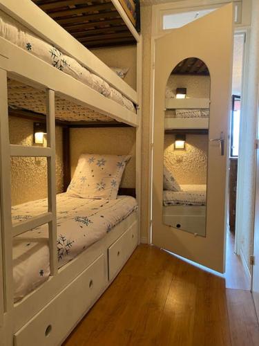 a bedroom with two bunk beds in a room at Appartement pra loup 1600 4pers in Uvernet-Fours