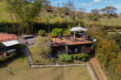 una vista aérea de una casa con terraza en Glamping Montecarlo Lodge Cubo de Madera-Guatapé, 