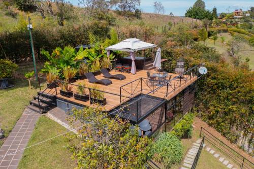 an overhead view of a deck with an umbrella at Glamping Montecarlo Lodge Cubo de Madera-Guatapé in Guatapé