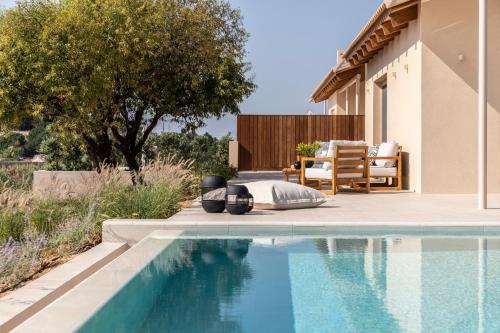 Bazén v ubytování AVERTOSIA Luxury Villas nebo v jeho okolí