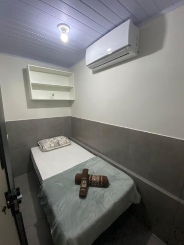 a room with two beds and a gun on the floor at Hostel Araxá in Araxá