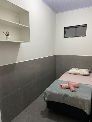 - une chambre avec un lit et 2 serviettes dans l'établissement Hostel Araxá, à Araxá