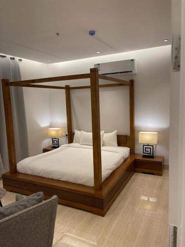 een slaapkamer met een hemelbed met 2 lampen bij Flower 1 Al Mughrizat in Riyad