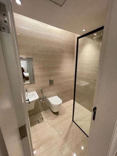 een badkamer met een toilet, een wastafel en een douche bij Flower 1 Al Mughrizat in Riyad