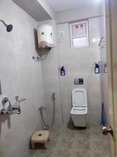 een kleine badkamer met een toilet en een douche bij Rahuls castle in Visakhapatnam