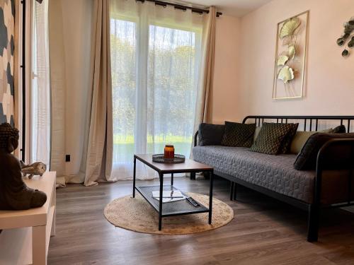 Posezení v ubytování Appartement Le Freya avec terrasse à 5 min Honfleur - Piscine - Parking - Wifi