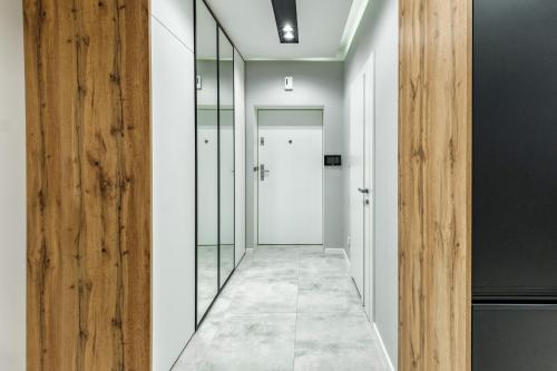 pasillo con puerta de cristal y ducha a ras de suelo en Apartamenty Active Residence typu Superior, en Lublin