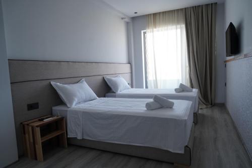Habitación de hotel con 2 camas y ventana en Seashell, en Oualidia