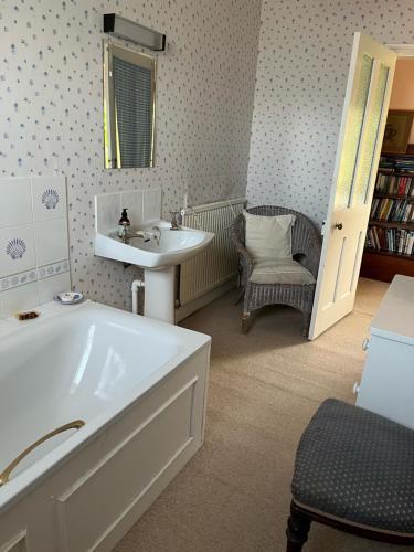 uma casa de banho com uma banheira e um lavatório em Highfield Farm em Fakenham