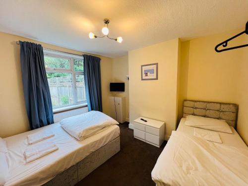 A bed or beds in a room at Three Bedroom House with private car park