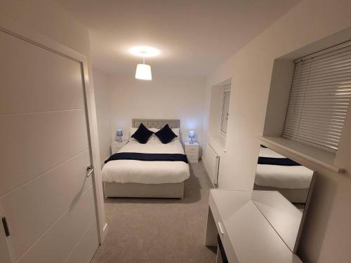 A bed or beds in a room at Impeccable 2-Bed House in Milton Keynes